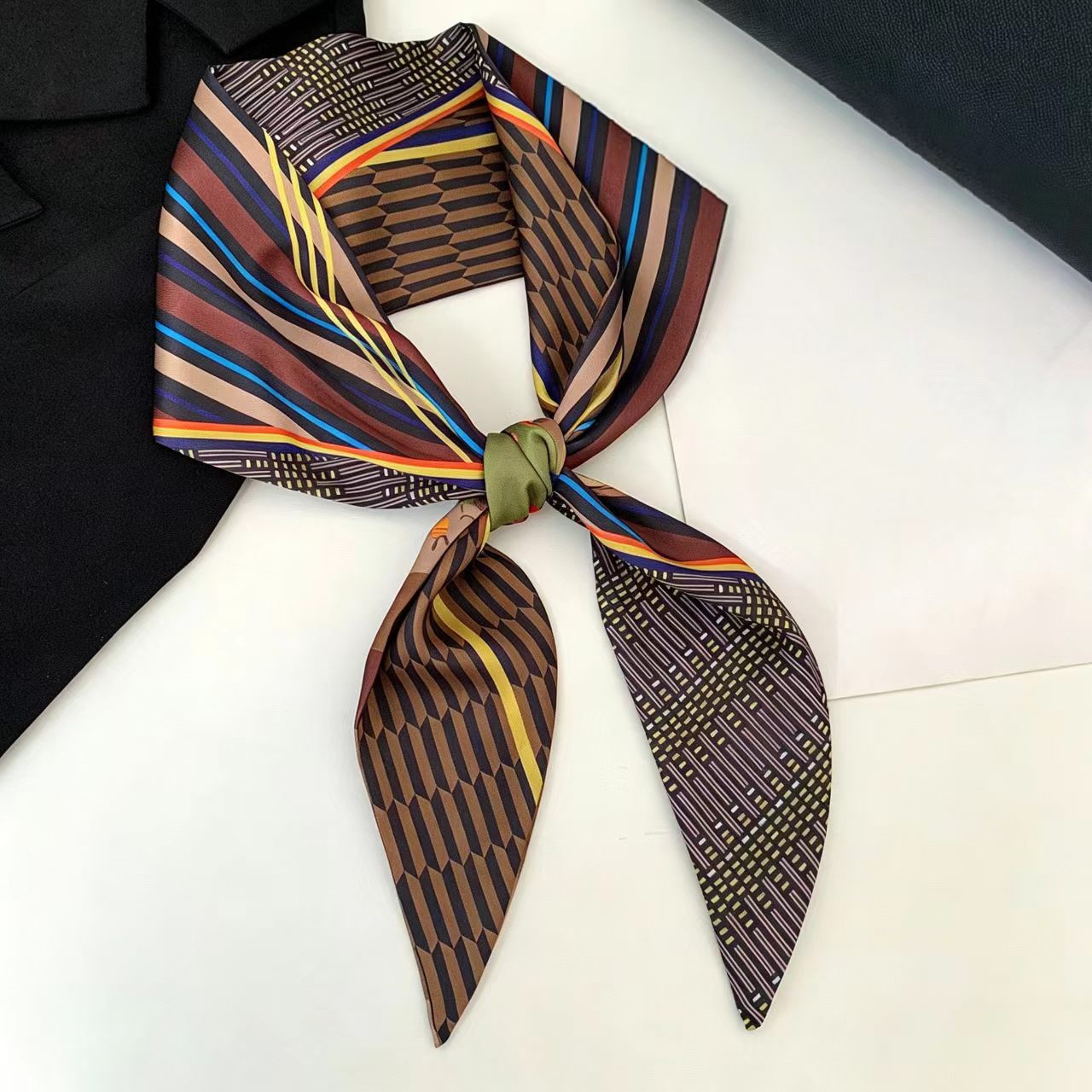 Ascot Neck Scarf - Pañuelo de seda de lujo con