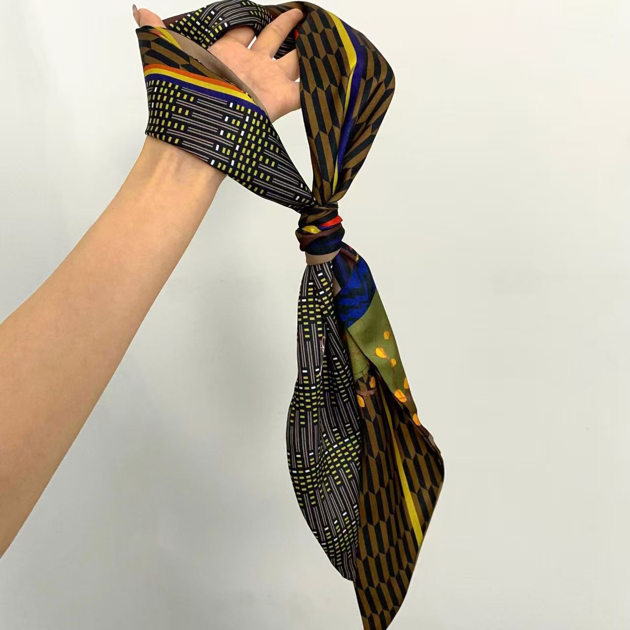 Pañuelo de seda de lujo con es - Ascot Neck Scarf reseña y precio